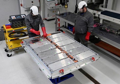 Chinese EV Batteries Surge as South Korean Shipments Decline