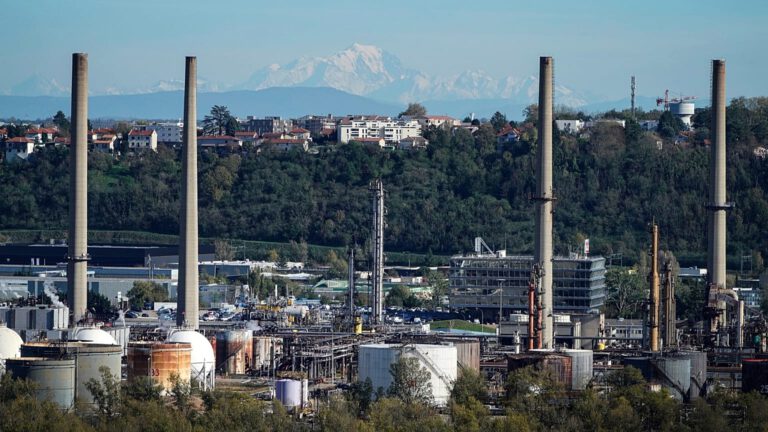 France Launches €240M Strategy to Curtail Fossil Fuel Use