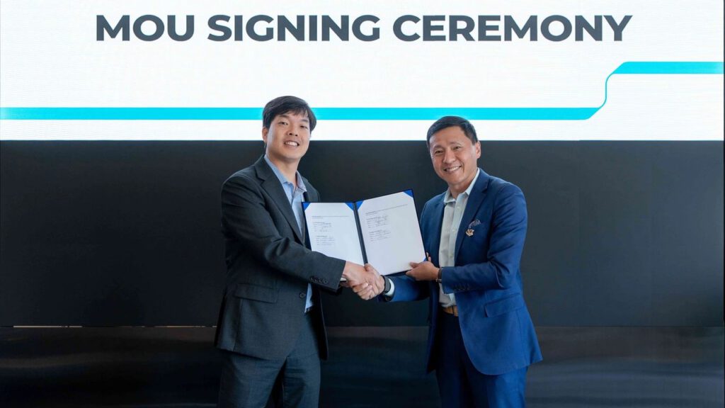 Nakjin Kim, Head of Product Planning/Strategy in Mobility & IT Battery Division at LG Energy Solution (left) and Will Graylin, Chairman and CEO of indiGOtech (right)